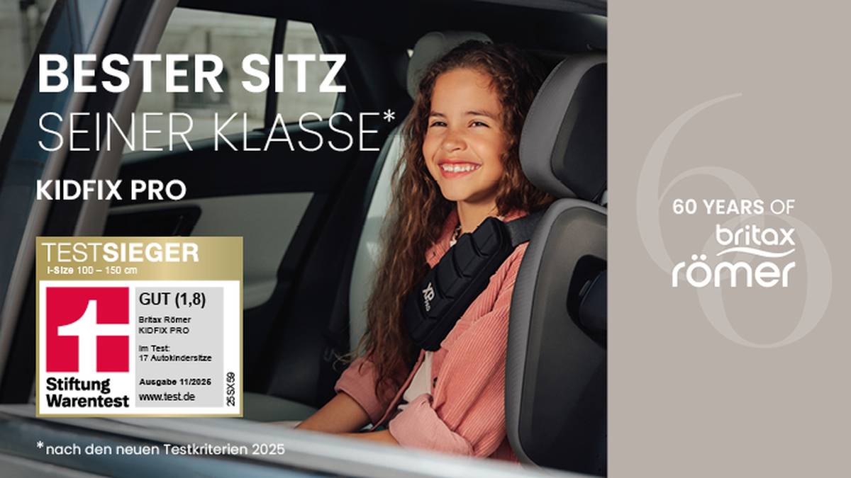 Junges Mädchen lächelt in einem Kindersitz mit dem Aufdruck „Bester Sitz Seiner Klasse*“. Britax Römer feiert 60-jähriges Jubiläum. Details zur Testbewertung sind einsehbar.