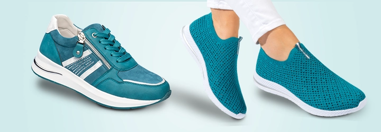 Zwei blaugrüne Sneaker auf hellem Hintergrund, einer mit Schnürsenkeln und der andere als Slipper, beide mit weißer Sohle.