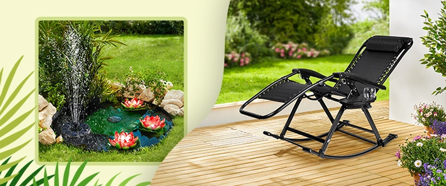 Auf einer Holzterrasse mit Blick in den Garten steht ein schwarzer Liegestuhl mit Blick auf einen kleinen Brunnen und Blumendekorationen, umgeben von Grünpflanzen und Felsen.