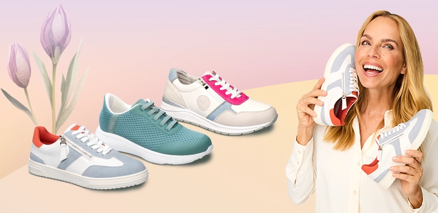 Frau lächelt, während sie einen Sneaker in der Hand hält, neben ihr sind drei weitere bunte Sneaker auf einem pastellfarbenen Hintergrund mit Tulpen zu sehen.