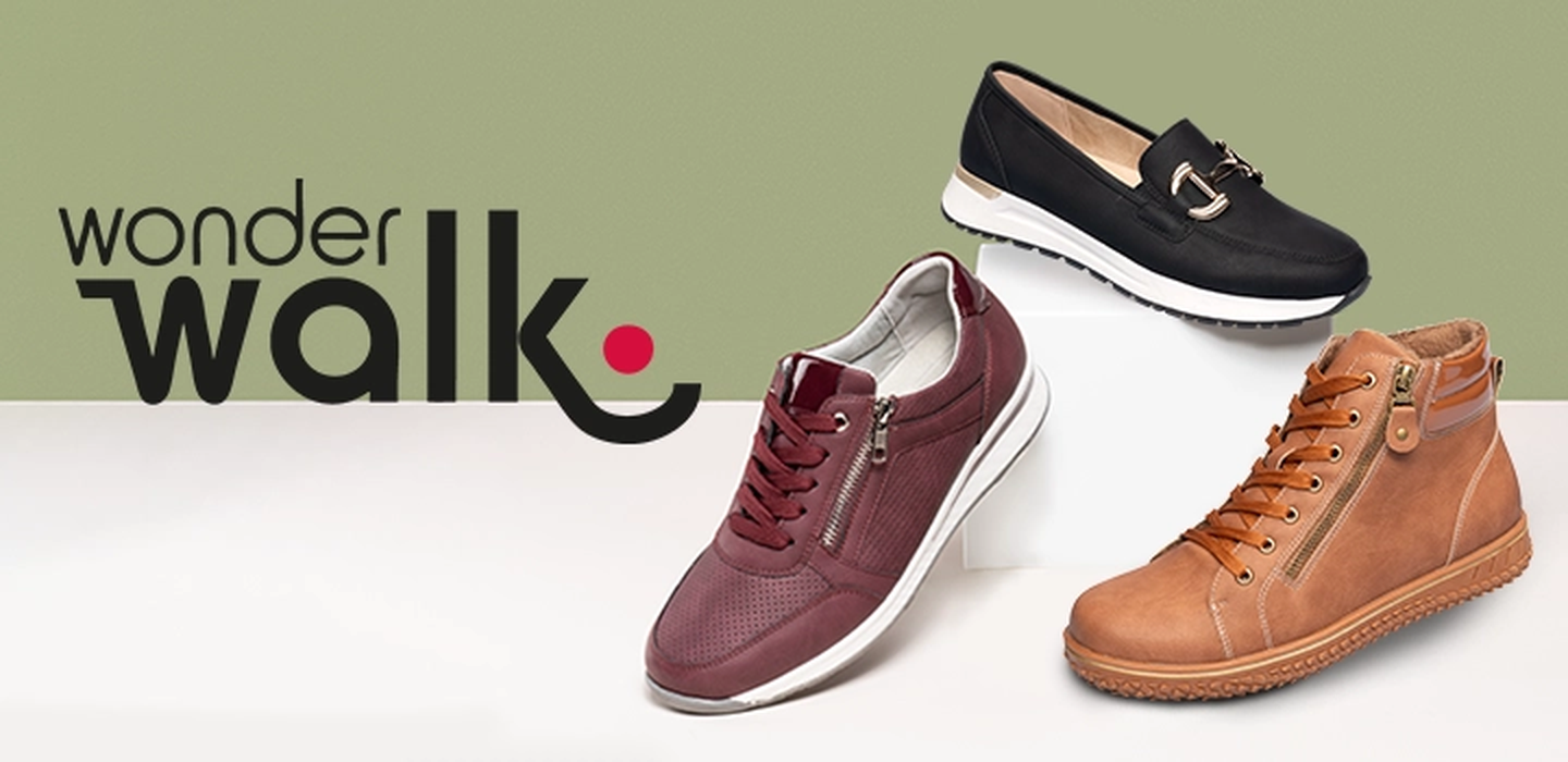 Vier verschiedene Schuhmodelle sind ausgestellt: ein kastanienbrauner Sneaker, ein schwarzer Slipper, ein brauner Stiefel und ein weißer Stiefeletten, alle mit dem „Wonder Walk“-Logo auf der linken Seite.