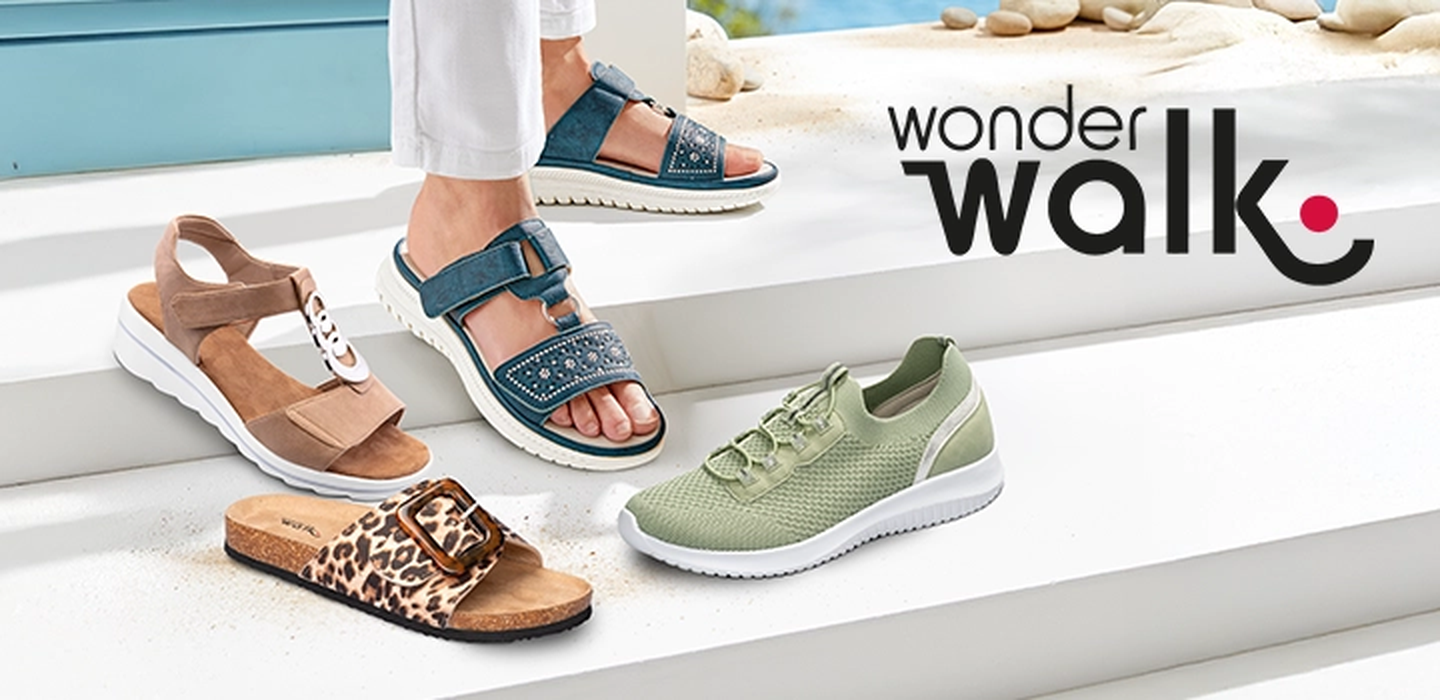 Vier Paar Wonderwalk-Schuhe, darunter Sandalen und Sneaker, sind draußen auf weißen Stufen ausgestellt.