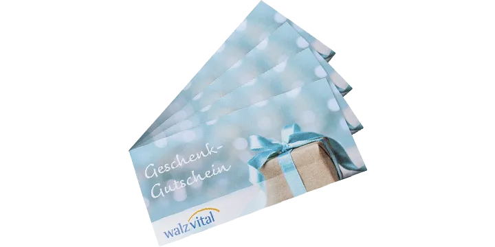 Ein Stapel WalzVital-Geschenkgutscheine mit blauem Polka-Dot-Design und einer Geschenkbox-Illustration, die mit einem blauen Band verziert ist.