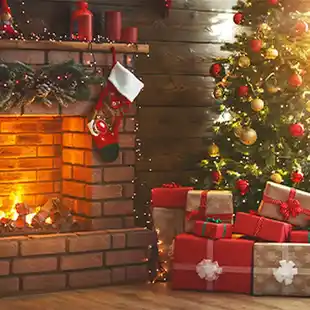 Eine weihnachtliche Kamin Szene mit einem geschmücktem Weihnachtsbaum und Geschenken darunter