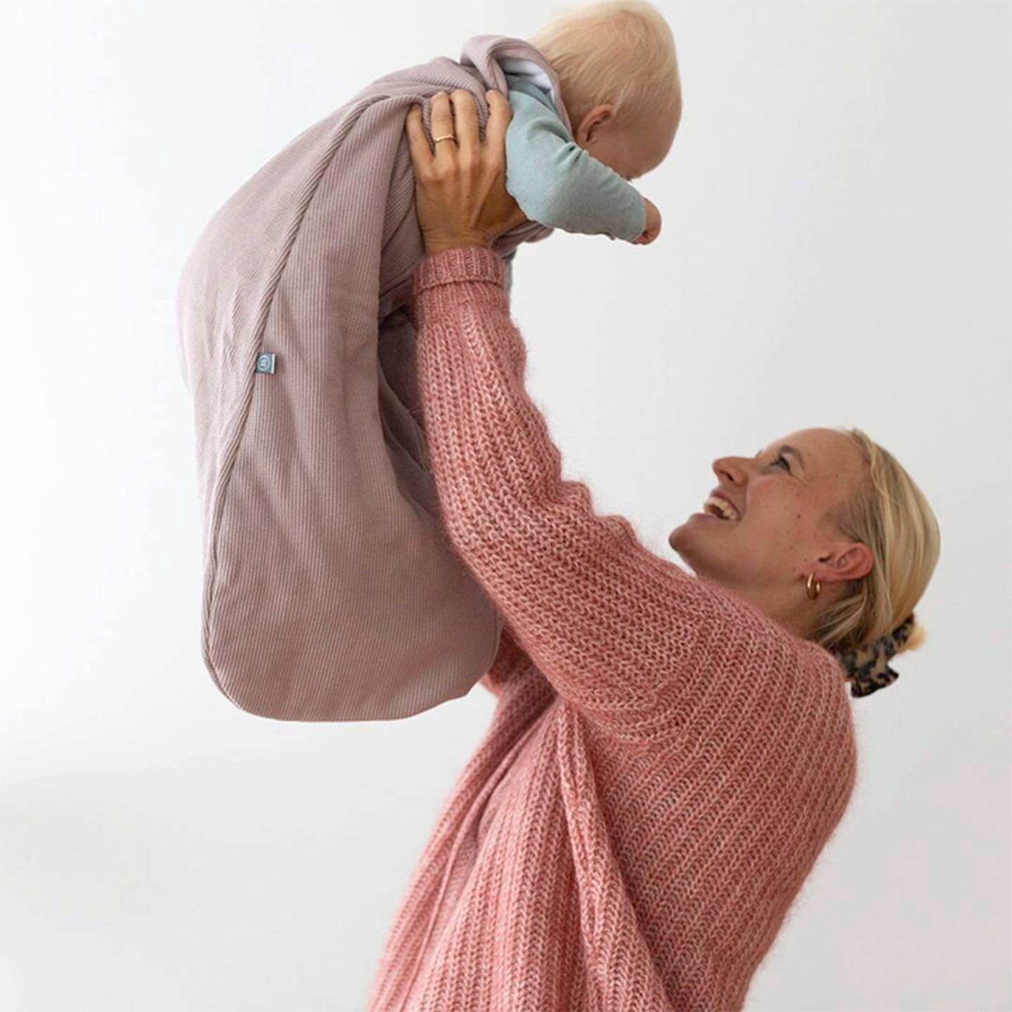Eine Frau hebt ein Kind hoch