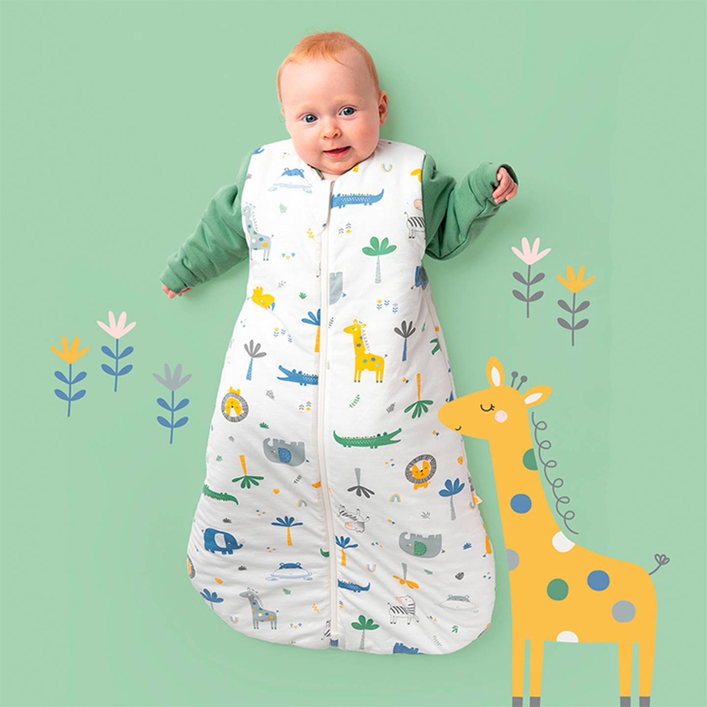 Baby in einem bunten Schlafsack mit Tiermotiven auf grünem Hintergrund mit illustrierten Blumen und einer Giraffe.