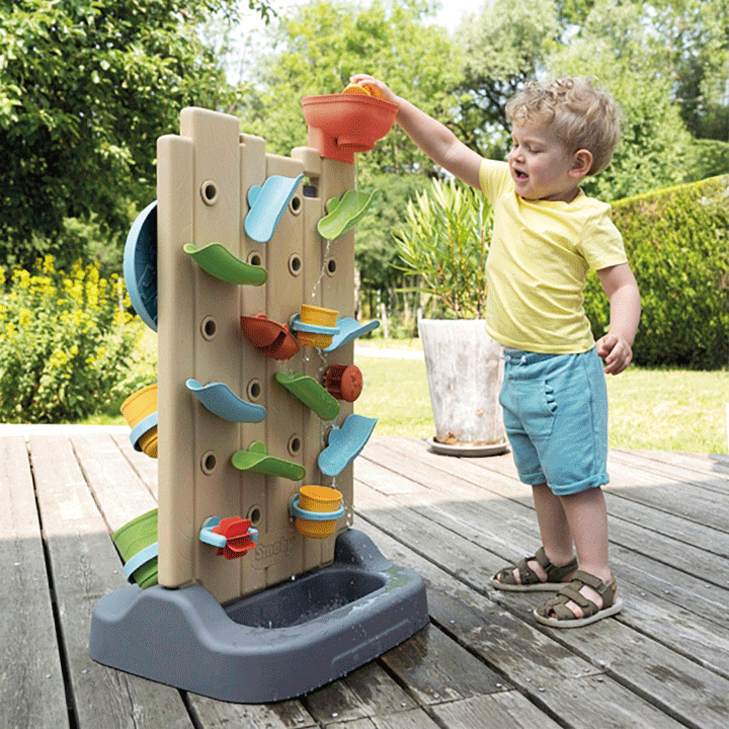 Animierte Bildabfolge: Verschiedene Produkte aus der Kategorie Outdoorspielzeug, mit denen Kinder spielen