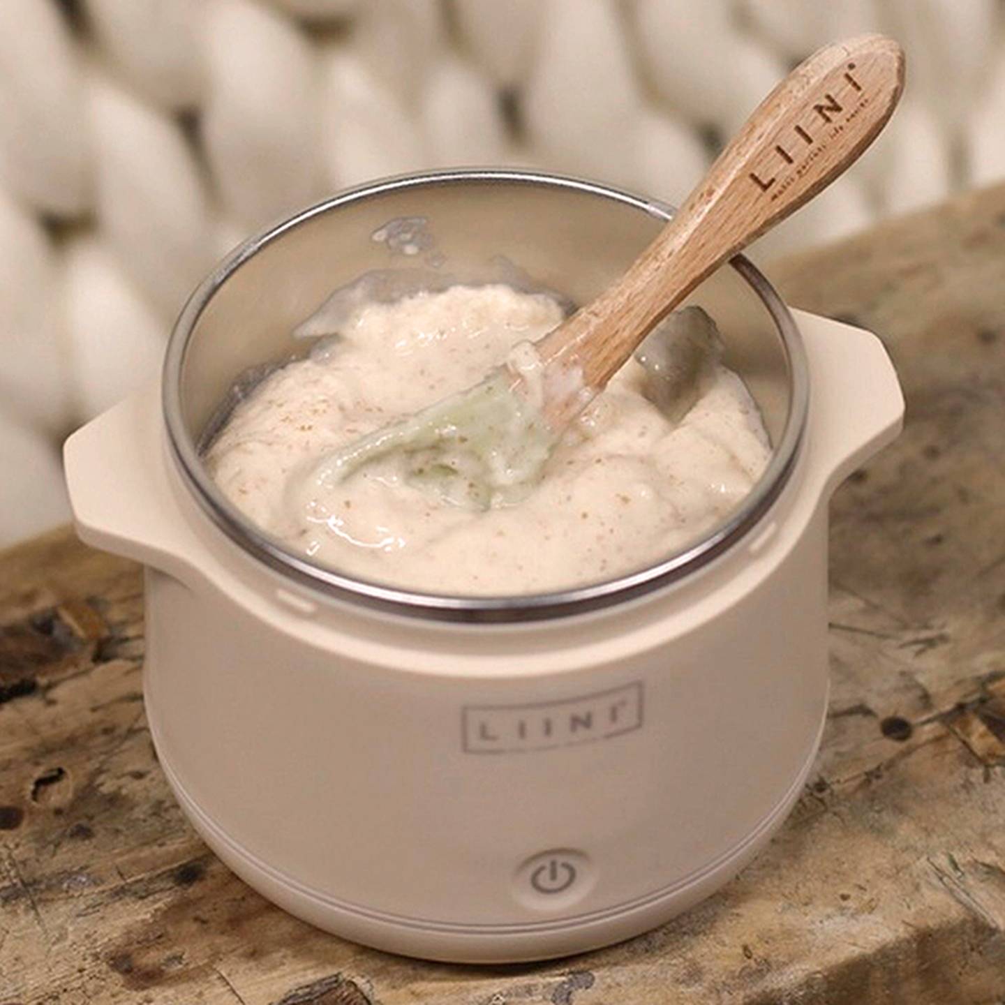 Ein Flaschenwärmer und ein Löffel von der Marke liini