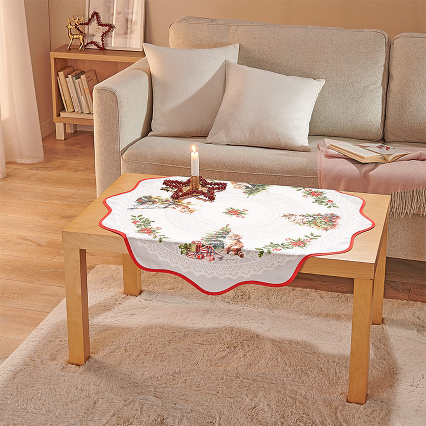 Gemütliches Wohnzimmer mit Holztisch, festlicher Tischdecke, brennender Kerze und beigem Sofa mit Kissen. Warme Beleuchtung und festliche Dekoration schaffen eine gemütliche Atmosphäre.