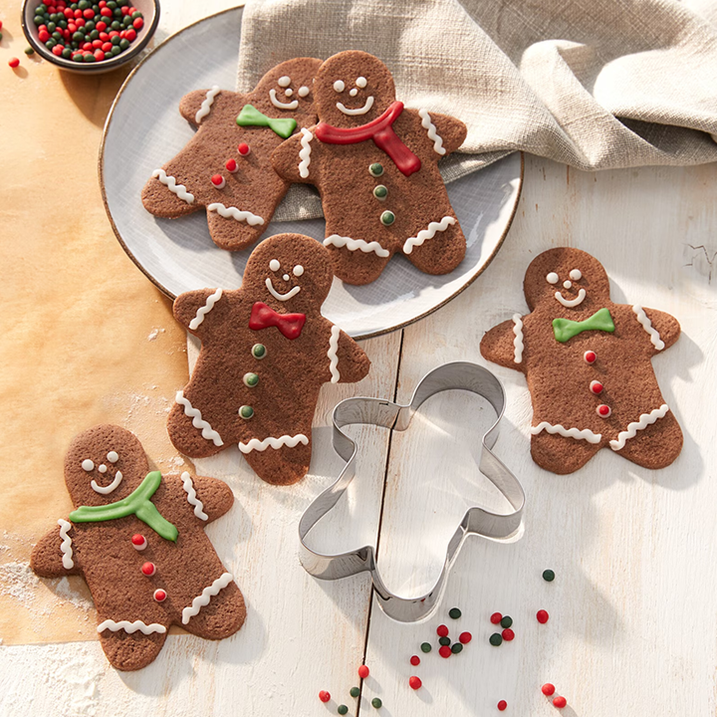 Dekorierte Lebkuchen Ausstecher liegen auf einem Tisch