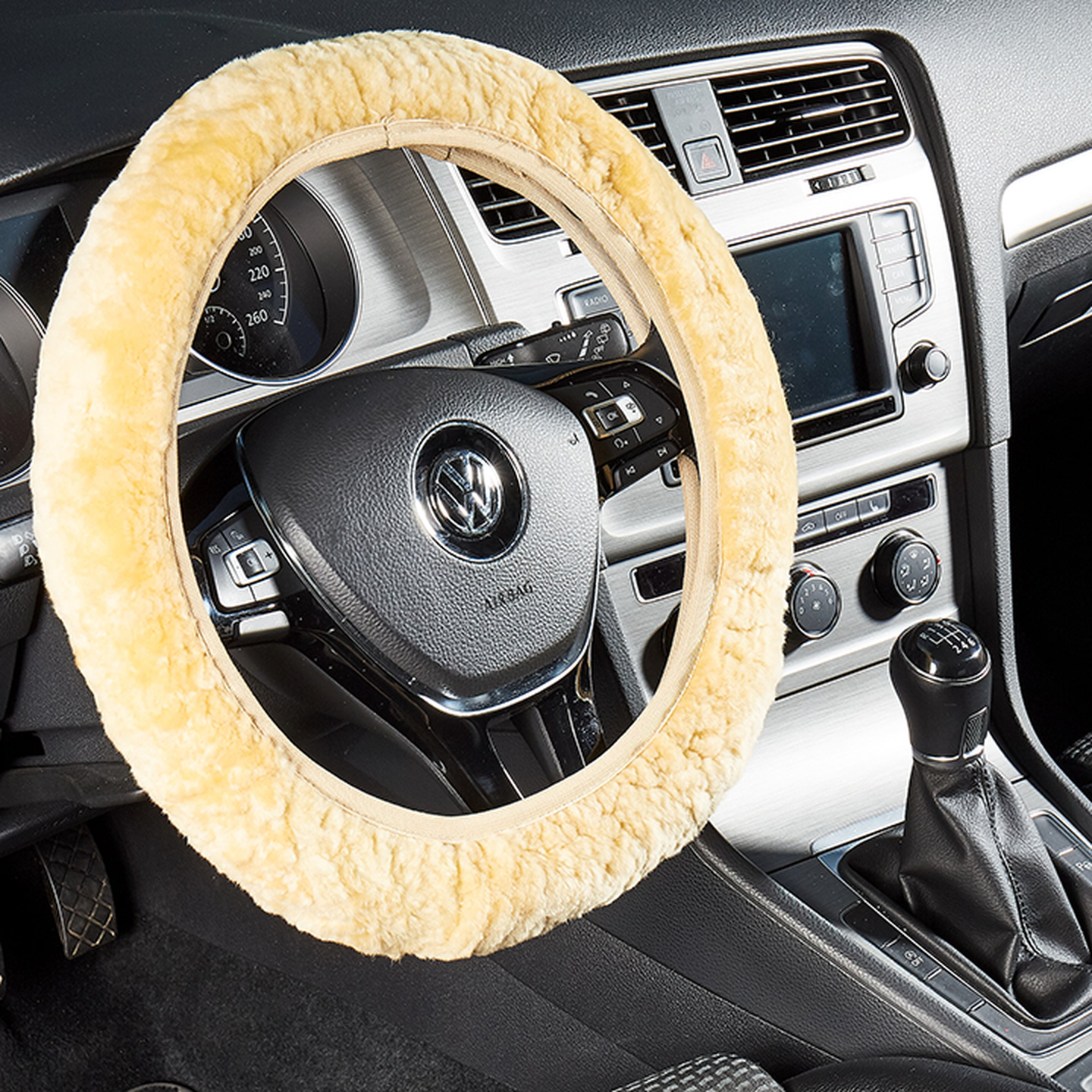 Das Lenkrad in einen VW Auto ist mit einem Lammfell-Lenkradbezug überzogen