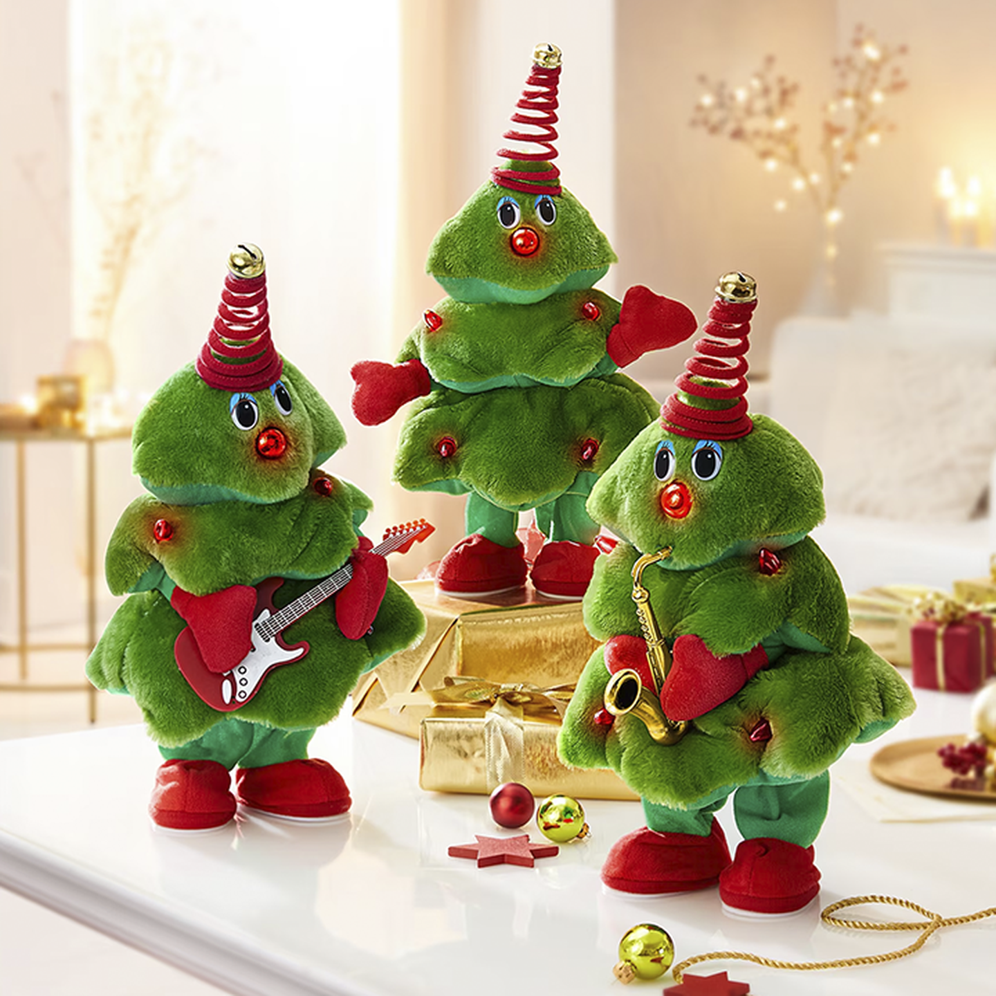 Drei Plüschfiguren in Form von Weihnachtsbäumen mit roten Schuhen und Hüten, die eine Gitarre und ein Saxophon halten, stehen auf einer weißen Fläche mit festlicher Dekoration.
