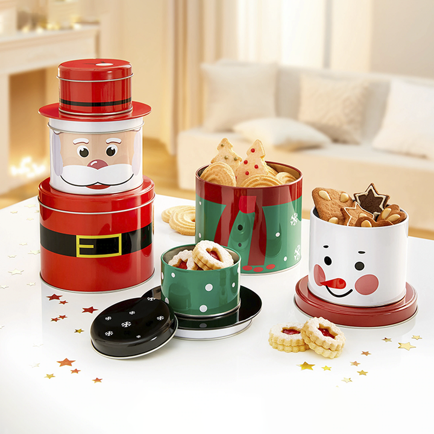 Festliche Dosen in Form von Weihnachtsmann und Schneemann, gefüllt mit verschiedenen Keksen, auf einem Tisch mit Sternchenkonfetti in einem gemütlichen Raum.