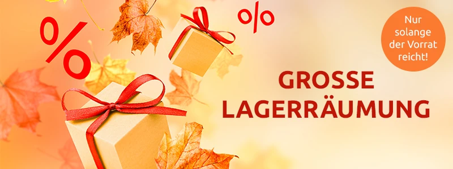 Geschenkboxen mit roten Schleifen, herbstliche Blätter und rote Prozentzeichen auf hellem Hintergrund; zusätzlich sind die Hinweise „Große Lagerräumung“ und „Nur solange der Vorrat reicht!“ dargestellt.