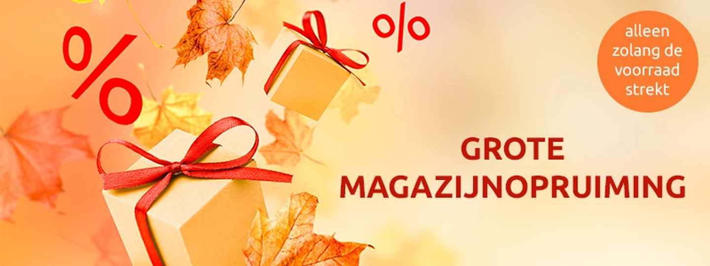 Geschenkboxen mit roten Schleifen, herbstliche Blätter und rote Prozentzeichen auf hellem Hintergrund; zusätzlich sind die Hinweise „Große Lagerräumung“ und „Nur solange der Vorrat reicht!“ dargestellt.