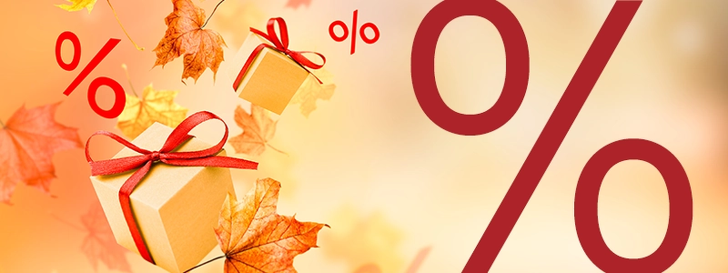 Herbstliche Rabattaktion mit Geschenkboxen, fallenden Ahornblättern und großen Prozentzeichen auf warmem orangefarbenem Hintergrund.