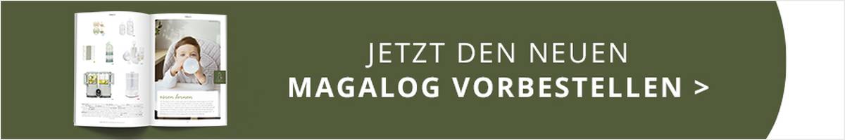 Aufgeschlagenes Magazin auf grünem Hintergrund mit Text: „JETZT DEN NEUEN MAGALOG VORBESTELLEN >“.