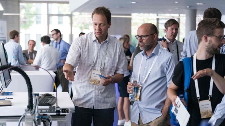 Martin Naumann explains the demonstrator to a trade fair visitor