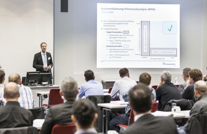 Martin Naumann at a lecture with an audience in 2008