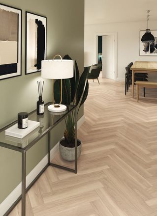 Light and warm oak-effect floor tiles in parquet pattern in a home hallway