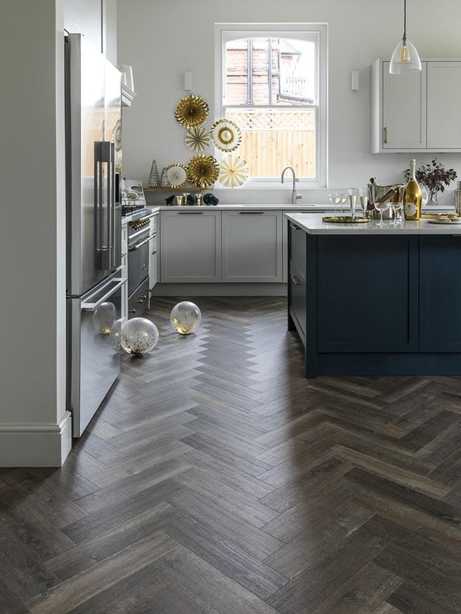 Aged Oak in Large Parquet Laying Pattern