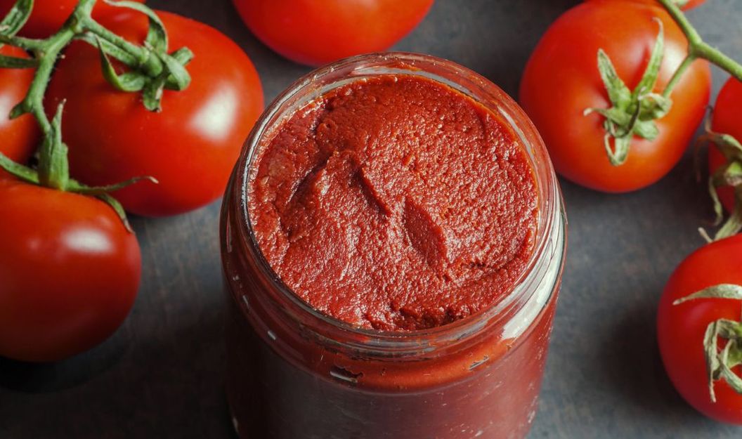 Tomatenmark – als konzentrierte Zutat in vielen Speisen enthalten.