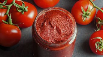Tomatenmark – als konzentrierte Zutat in vielen Speisen enthalten.
