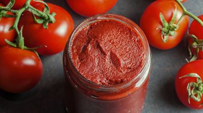Tomatenmark – als konzentrierte Zutat in vielen Speisen enthalten.