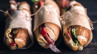 Sandwiches mit unterschiedlichem Belag und in Papier umwickelt