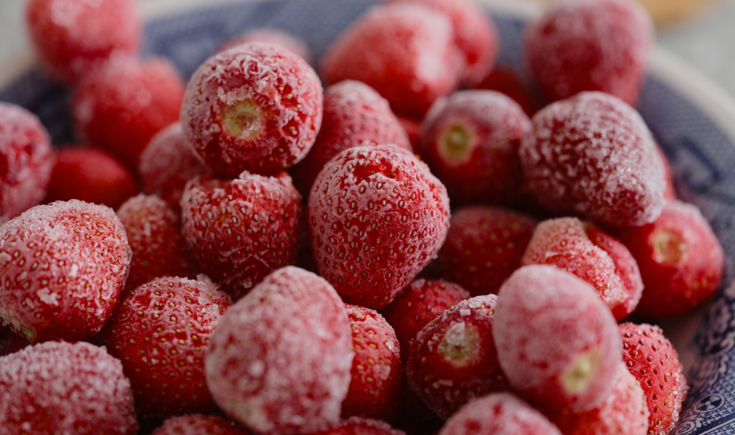Erdbeeren im Close-Up als Tiefkühlware, die auch positive Aspekte mit sich bringt