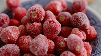 Erdbeeren im Close-Up als Tiefkühlware, die auch positive Aspekte mit sich bringt