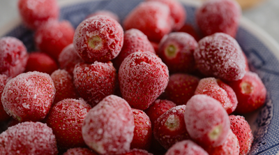 Erdbeeren im Close-Up als Tiefkühlware, die auch positive Aspekte mit sich bringt