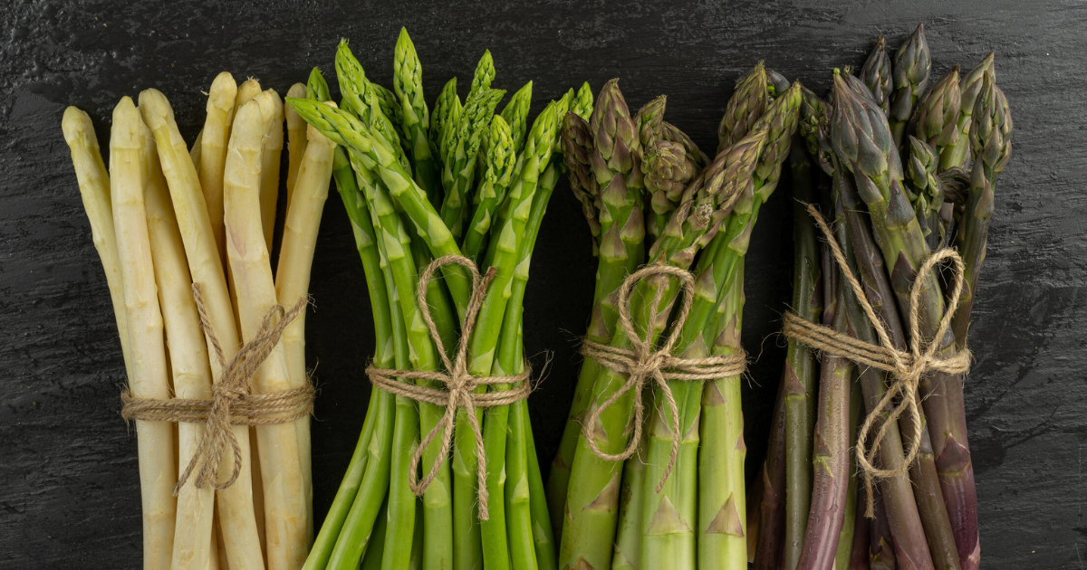 Arten an weißem, grünen und violettem Spargel