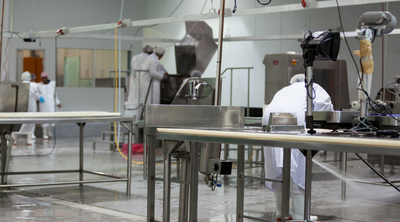 Biofilmen vorbeugen durch effektive Reinigungsroutinen in einem Lebensmittelbetrieb