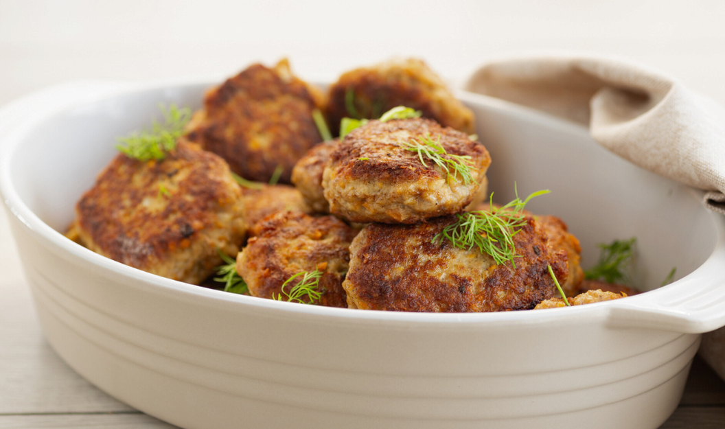 Saftige Fleischbällchen mit Kräutern garniert in einer Schale