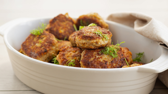 Saftige Fleischbällchen mit Kräutern garniert in einer Schale