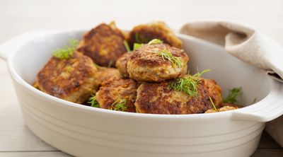 Saftige Fleischbällchen mit Kräutern garniert in einer Schale