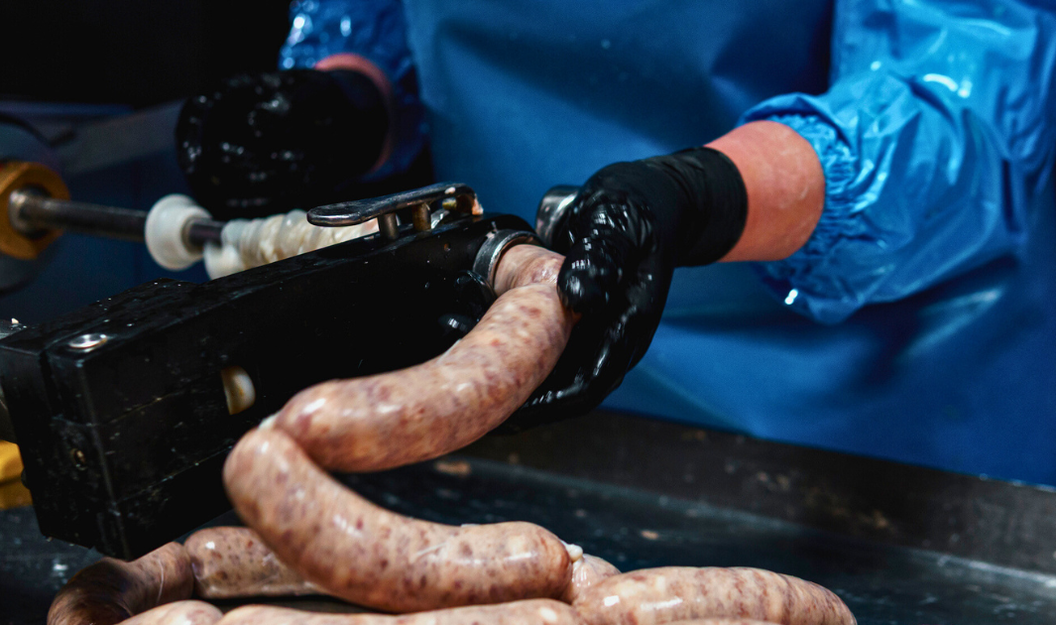 Die Produktion von Würstchen mithilfe eines Wurstfüllers