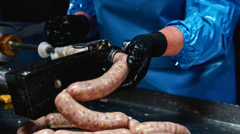 Die Produktion von Würstchen mithilfe eines Wurstfüllers