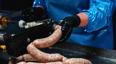 Die Produktion von Würstchen mithilfe eines Wurstfüllers