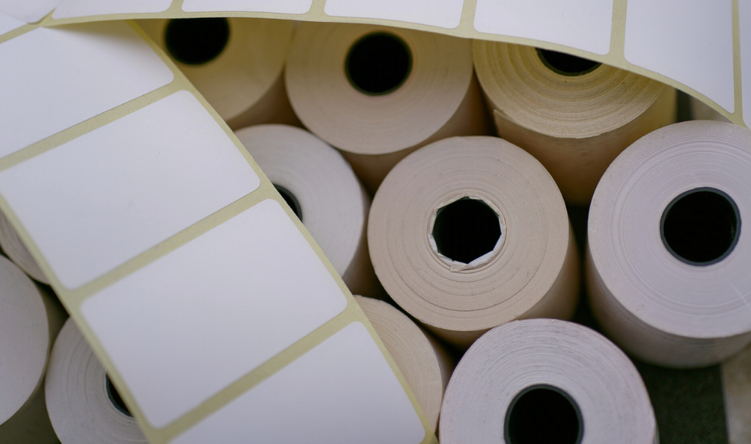 Thermoetiketten in unterschiedlichen Ausführungen und Rollen.