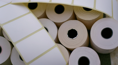 Thermoetiketten in unterschiedlichen Ausführungen und Rollen.