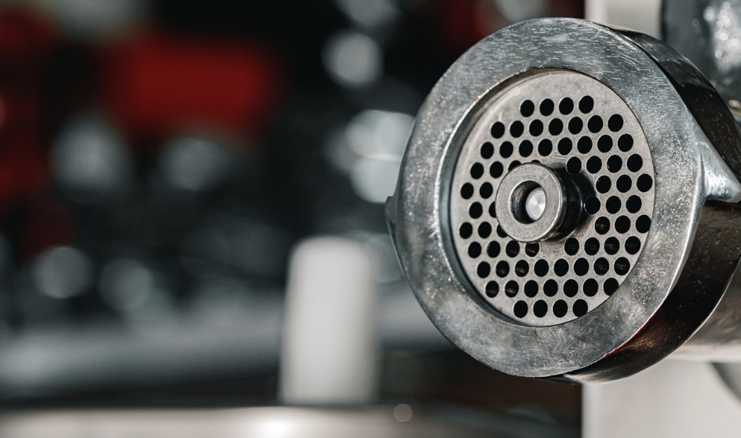 Nahaufnahme von der Lochscheibe eines Fleischwolfs