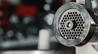 Nahaufnahme von der Lochscheibe eines Fleischwolfs