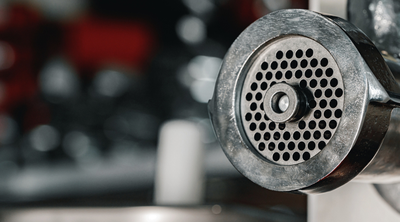 Nahaufnahme von der Lochscheibe eines Fleischwolfs