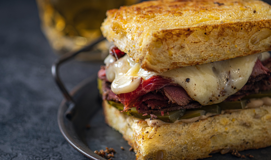 Pastrami Sandwichbelag als Aufschnitt zwischen knusprigem Toast