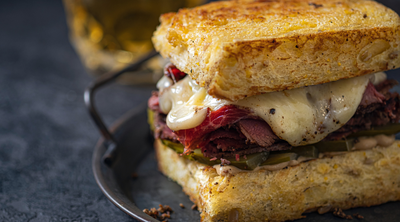 Pastrami Sandwichbelag als Aufschnitt zwischen knusprigem Toast