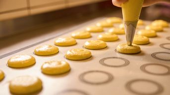 Reusable baking paper as a sustainable and durable base for baked goods