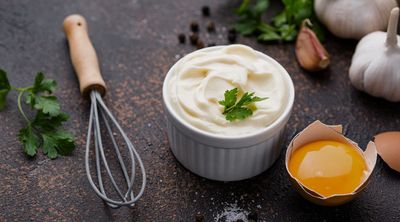Mayonnaise mit möglichen Zutaten wie Ei, Knoblauch, Gewürzen und Kräutern.