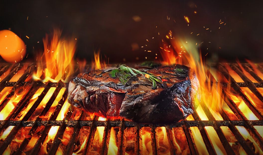 Fleisch in den Flammen des Grills: Acrylamid entsteht als Teil der Bräunungsreaktion